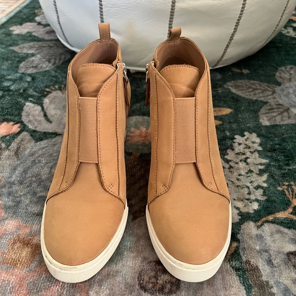 Linea Paolo Wedge Bootie Size 6 Camel